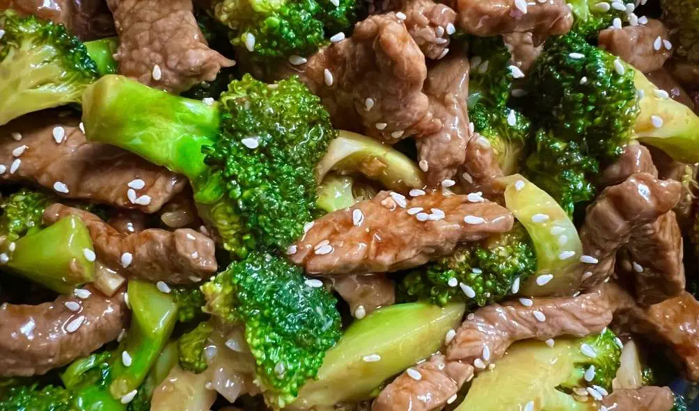 Beef and broccoli with garlic is a healthy and ketogenic dish. The secret to making it as tender and juicy as in a Chinese restaurant is to first add water to the beef and give it a message. Then marinate it with a little baking soda or beer. You'll be surprised how easy it's to make this dish as delicious as in a Chinese restaurant.
