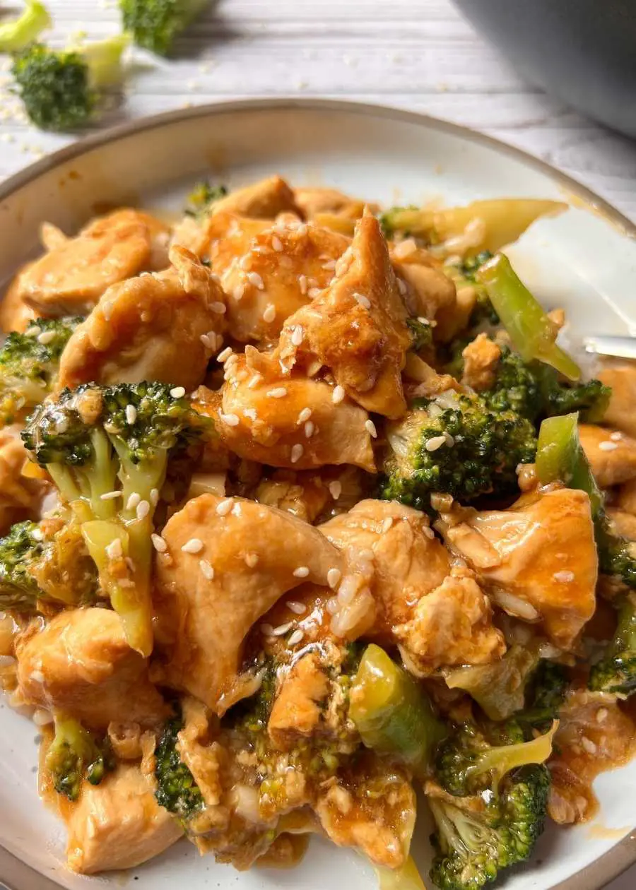 How to make a chicken-broccoli stir-fry dish as tender and juicy as a Chinese restaurant in less than 20 minutes? I'll show you how a Chinese restaurant makes chicken juicy and tender. Then you can easily make any healthy and delicious Chinese chicken stir fry dish at home.
