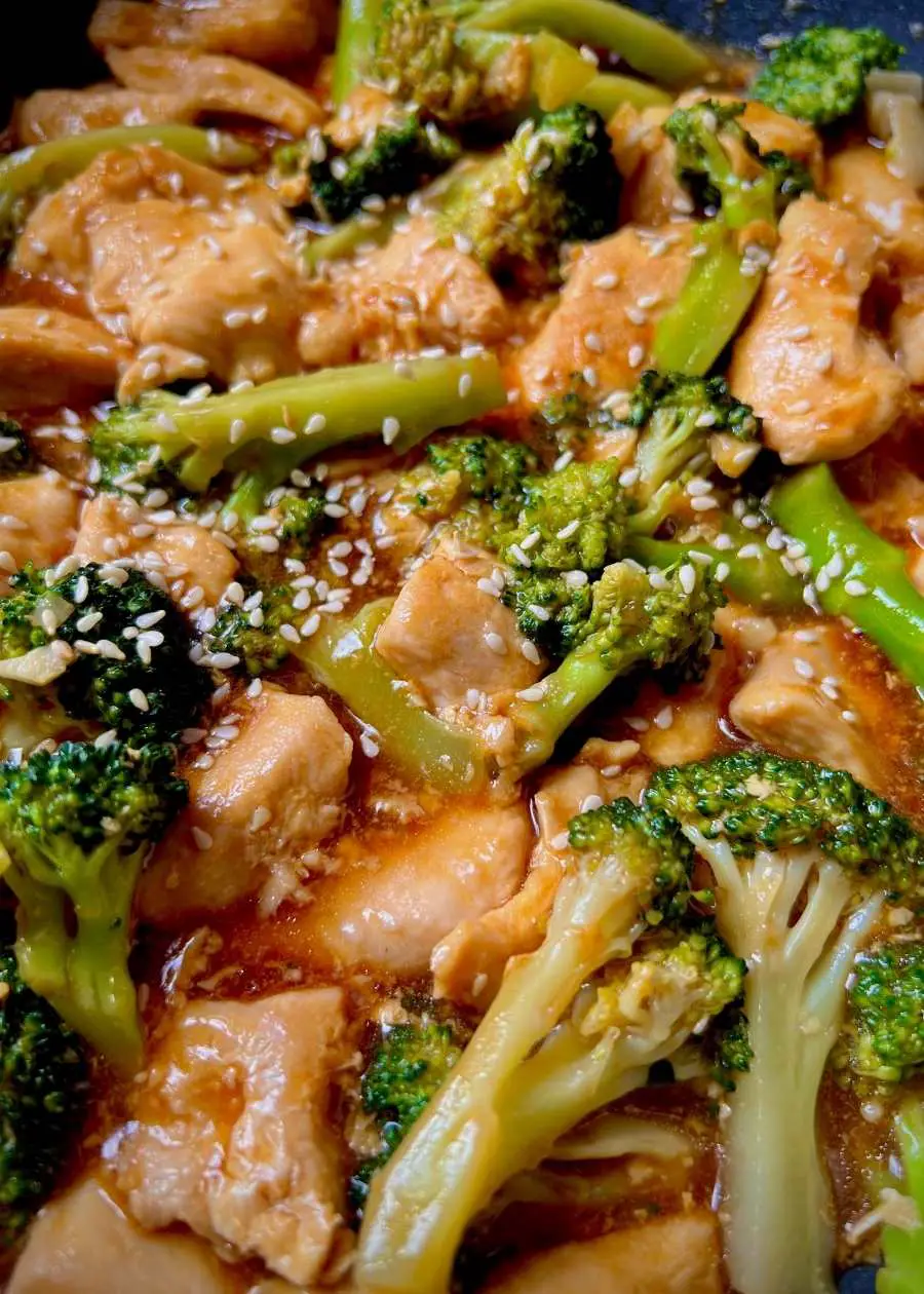 How to make a chicken-broccoli stir-fry dish as tender and juicy as a Chinese restaurant in less than 20 minutes? I'll show you how a Chinese restaurant makes chicken juicy and tender. Then you can easily make any healthy and delicious Chinese chicken stir fry dish at home.