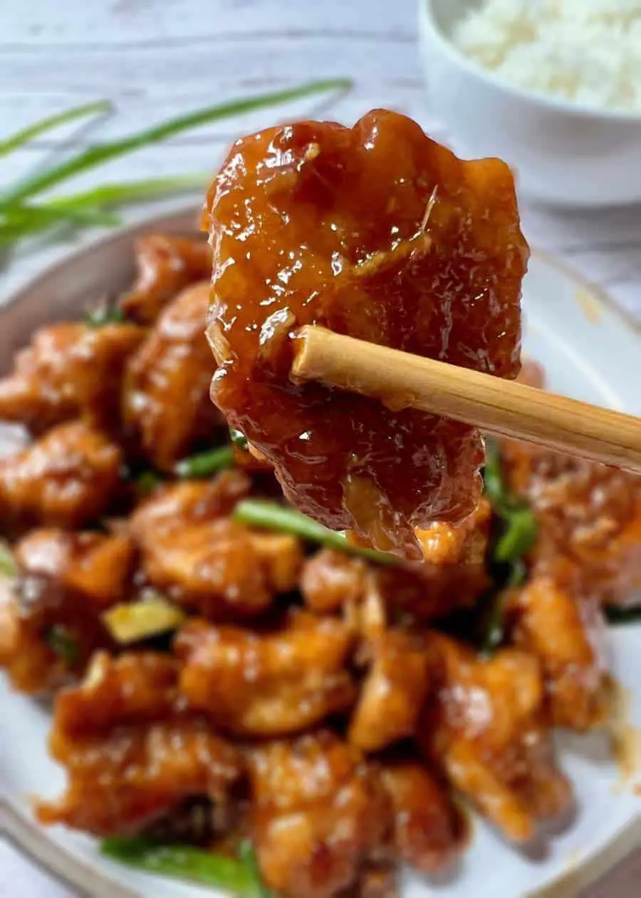 Salty, sweet, and garlicky Mongolian chicken is a very kid-friendly dish, that my kids also love.
I'll show you how to make a delicious chicken in less than 20 minutes, that only needs a little oil to get a crispy texture.
When the sticky brown sauce coats the chicken, you can't help but have another bowl of rice.