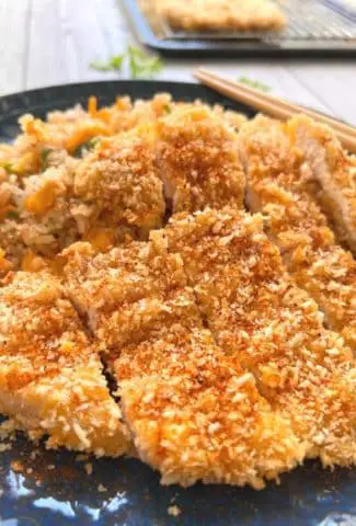 Crunchy and juicy oven-fried chicken breast and delicious fried rice are definitely the best combination for dinner. I'll show you how to make them just as crispy and juicy as deep-fried chicken but with fewer calories and less oil. This oven-fried chicken recipe with fried rice takes less than 30 minutes. You just need to bake the crunchy fried chicken breast and fry the rice at the same time, it's easy and quick.