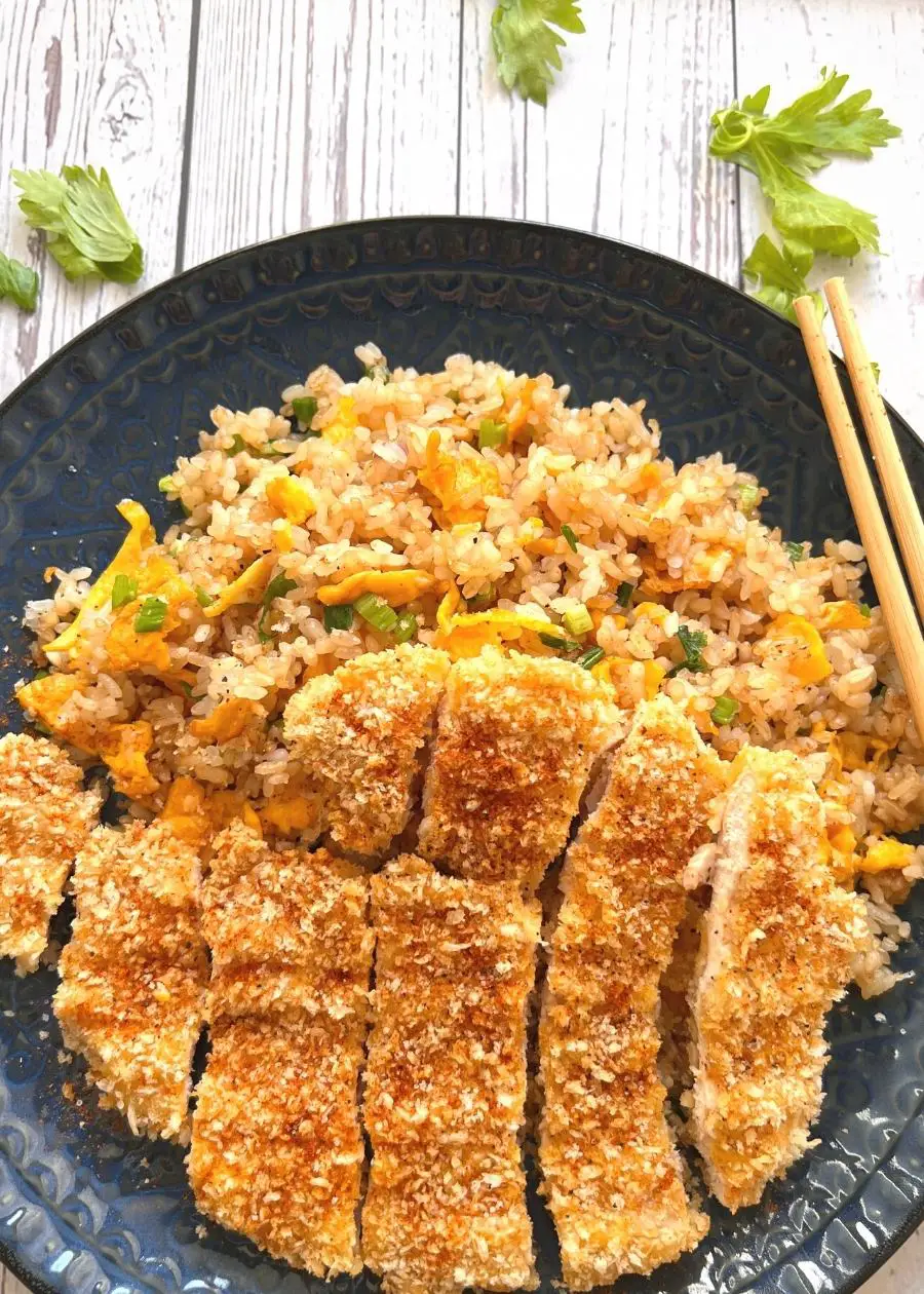 Crunchy and juicy oven-fried chicken breast and delicious fried rice are definitely the best combination for dinner. I'll show you how to make them just as crispy and juicy as deep-fried chicken but with fewer calories and less oil.
It takes less than 30 minutes. You just need to bake the crunchy fried chicken breast and fry the rice at the same time, it's easy and quick.