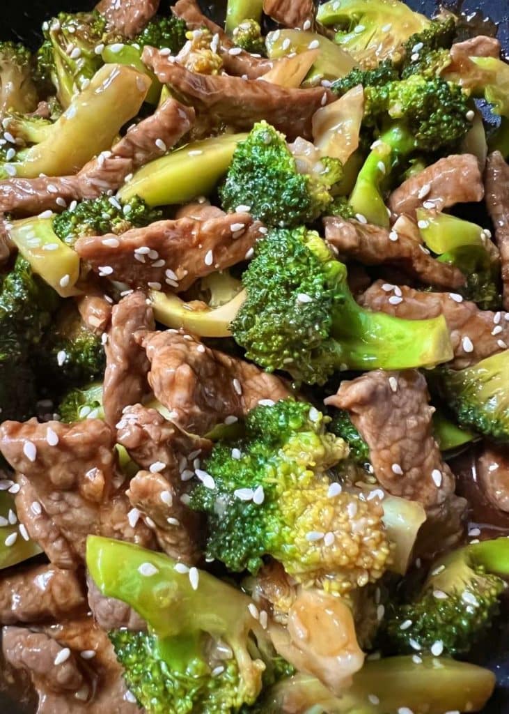 Beef and broccoli with garlic is a healthy and ketogenic dish. The secret to making it as tender and juicy as in a Chinese restaurant is to first add water to the beef and give it a message. Then marinate it with a little baking soda or beer. You'll be surprised how easy it's to make this dish as delicious as in a Chinese restaurant.