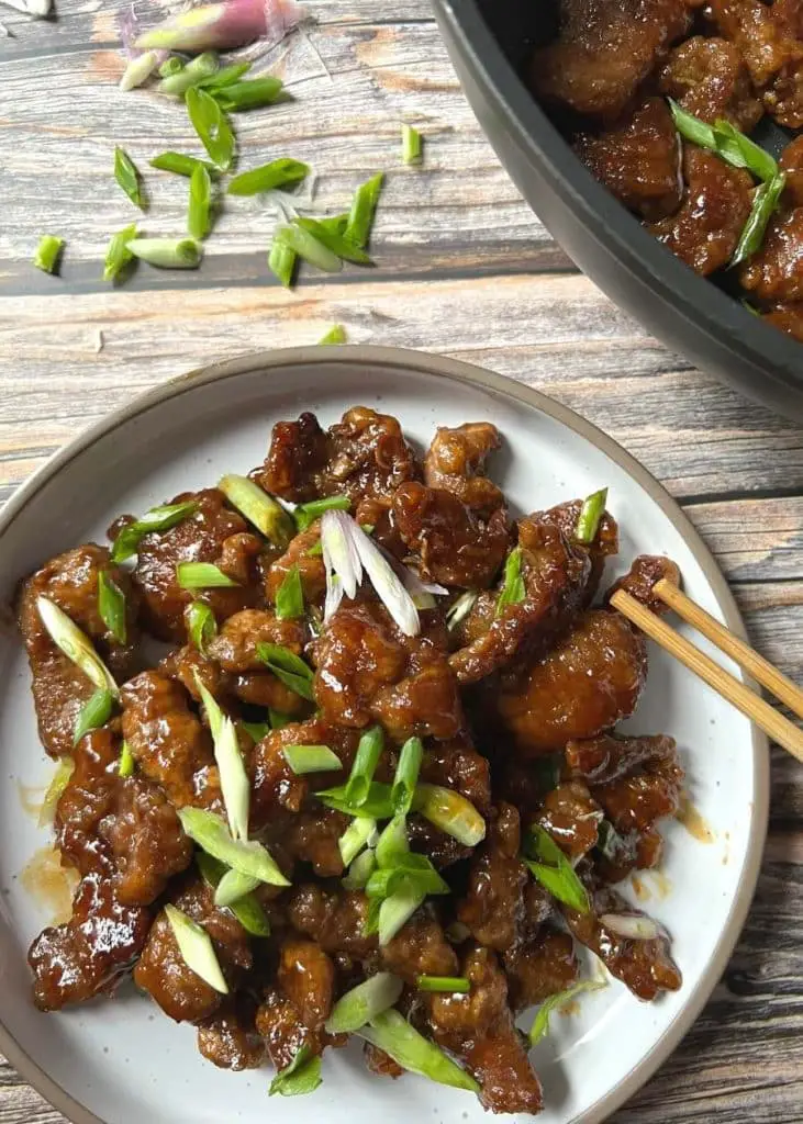 Mongolian beef is a family-friendly dish. When the crispy and tender beef is wrapped in a salty and sweet sauce, it makes you want more rice.
The secret to tender beef is to cut the beef against the grain and add baking soda. I'll show you the trick and how you can replicate PF Chang's Mongolian Beef and make it taste even better.
