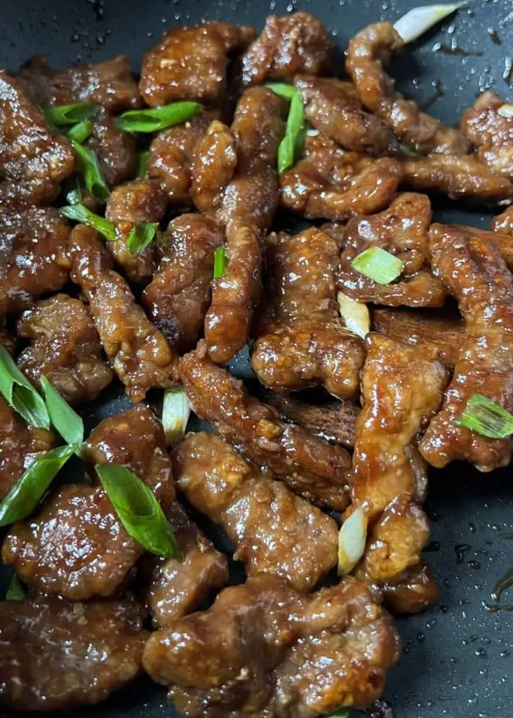 Mongolian beef is a family-friendly dish. When the crispy and tender beef is wrapped in a salty and sweet sauce, it makes you want more rice.
The secret to tender beef is to cut the beef against the grain and add baking soda. I'll show you the trick and how you can replicate PF Chang's Mongolian Beef and make it taste even better.