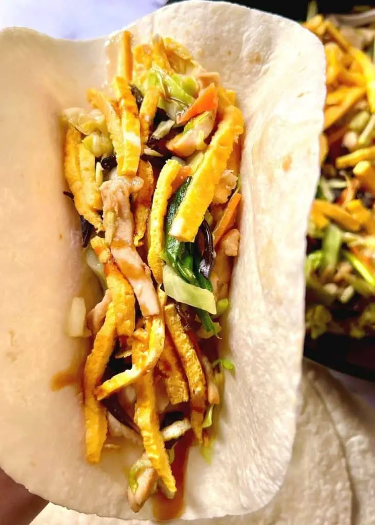 Moo shu chicken with pancakes is a healthy and low-calorie dish full of egg flavor and tender chicken breast. The secret to the chicken breast's smoothness is the addition of a little beaten egg and cornstarch when marinating. This is a family-friendly dish.