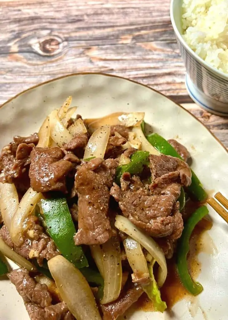 Chinese pepper steak with onions is a very simple dish to prepare. The secret of its deliciousness is that the black pepper should be fried separately and not added to the sauce. Also, the butter should be added only at the end. If you follow my recipe, you can enjoy it in less than 20 minutes and it's better than in a Chinese restaurant.