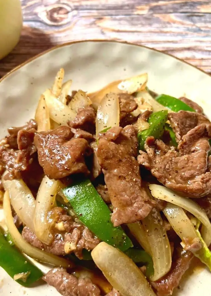 Chinese pepper steak with onions is a very simple dish to prepare. The secret of its deliciousness is that the black pepper should be fried separately and not added to the sauce. Also, the butter should be added only at the end. If you follow my recipe, you can enjoy it in less than 20 minutes and it's better than in a Chinese restaurant.