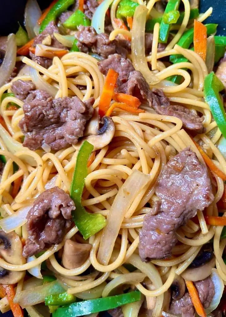 Beef stir fry with noodles is a low-calorie, quick, and filling dish. The secret to its deliciousness is that the noodles must first be sautéed with the sauce so that the noodles can fully absorb the sauce. 