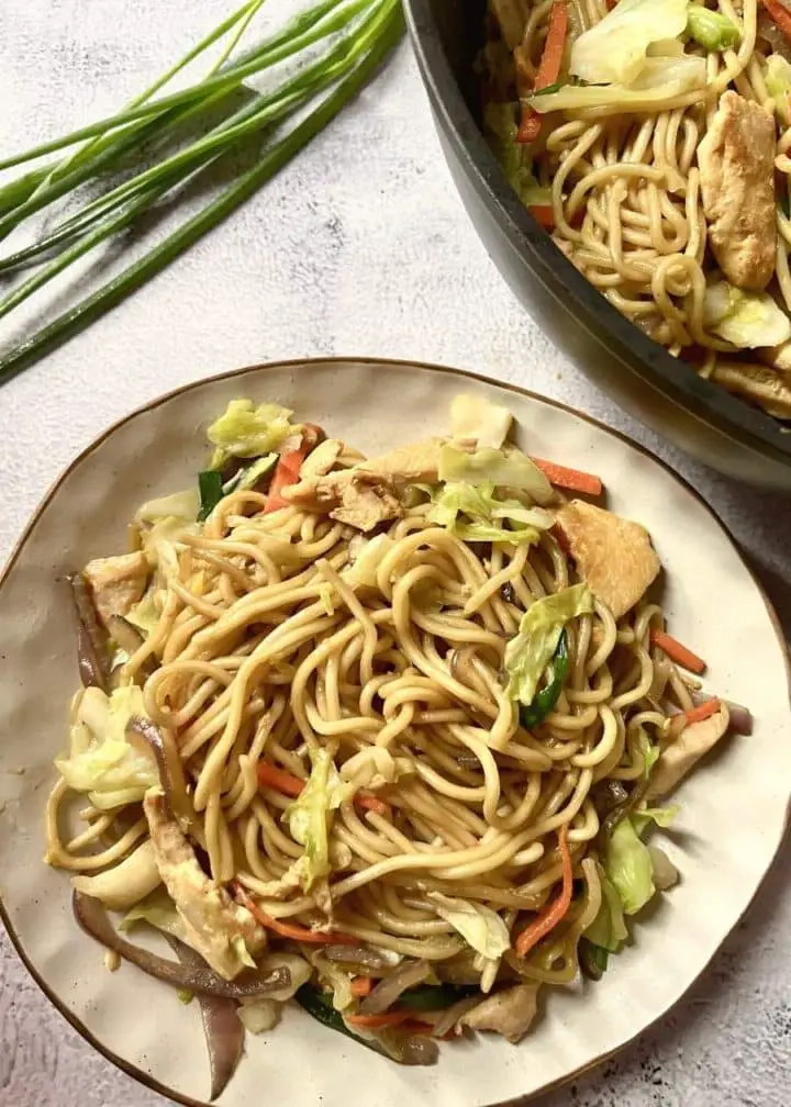 Chinese chicken chow mein noodles