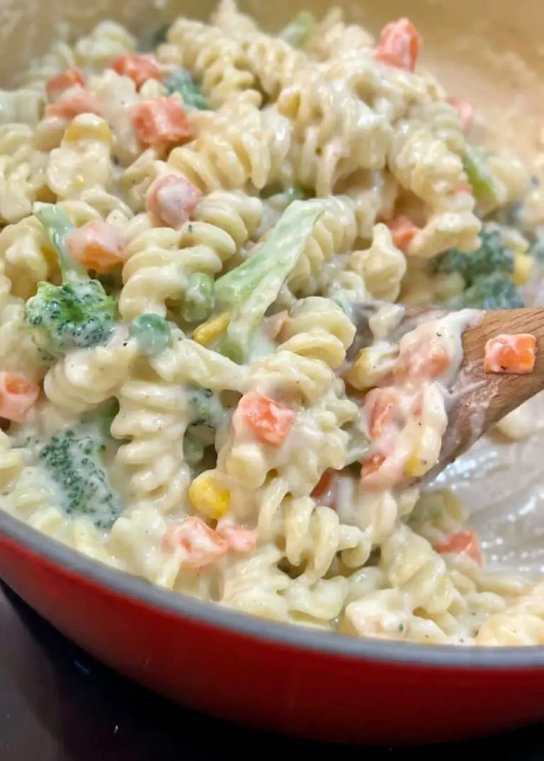 White Sauce Pasta - Creamy and Garlicky - trychinesegoodies.com