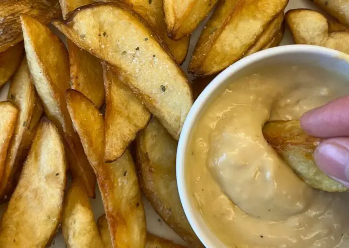 potato wedges with cheese dip