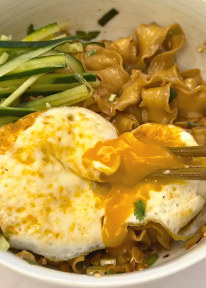 Spicy garlic noodle with egg-1