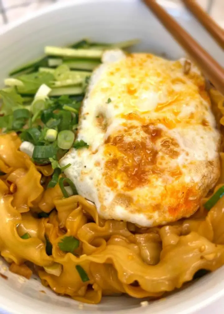 Spicy garlic noodle with egg