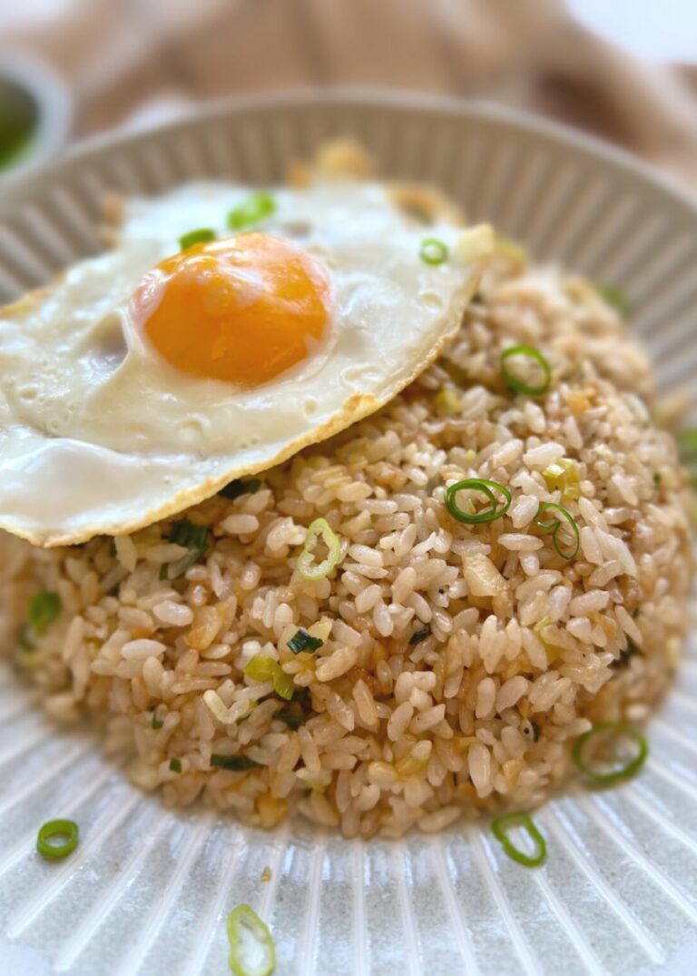 Easy Garlic Fried Rice - Only 10 Minutes - trychinesegoodies.com