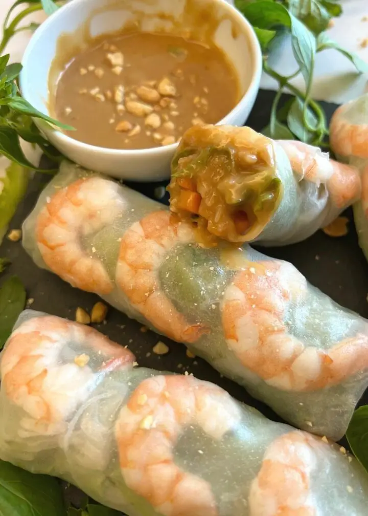 Vietnamese rice papper rolls with peanut sauce